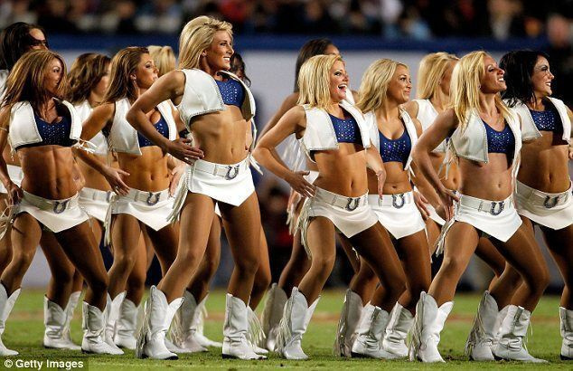 Teine voor: Indianapolis Coltsi cheerleaderid naasid 2010. aastal Super Bowli, kandes varasemast veelgi väiksemaid vormirõivaid