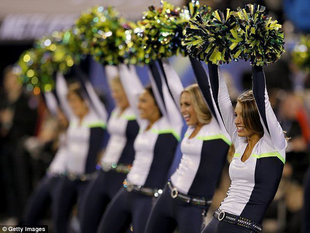 Neoontuled: Seattle Seahawksi cheerleaderid esinevad 2014. aasta Super Bowlil madala kaelusega toppides ja kitsastes pükstes, mis sobivad areenile.