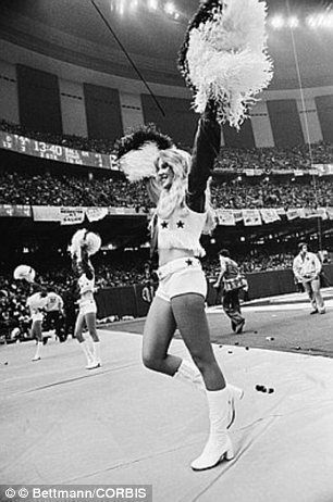 Hiilgeaeg: Dallas Cowboysi (vasakul) ja Denver Broncose (paremal) cheerleaders esinevad 1978. aasta Super Bowlis