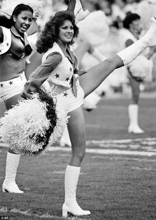Varajane kohandaja: Dallase Cowboy ergutusmeeskond (siin pildil 1979. aasta Super Bowlil) oli üks esimesi, kes võttis omaks lühikesed lühikesed püksid, kärbitud ülaosa ja Go-Go saapavorm, mis on tänapäevalgi kogu liigas populaarne.