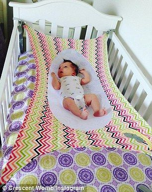 Ideia engenhosa: The Crescent Womb é uma cama ergonômica que imita a sensação dos bebês de ter alguém para segurá-los