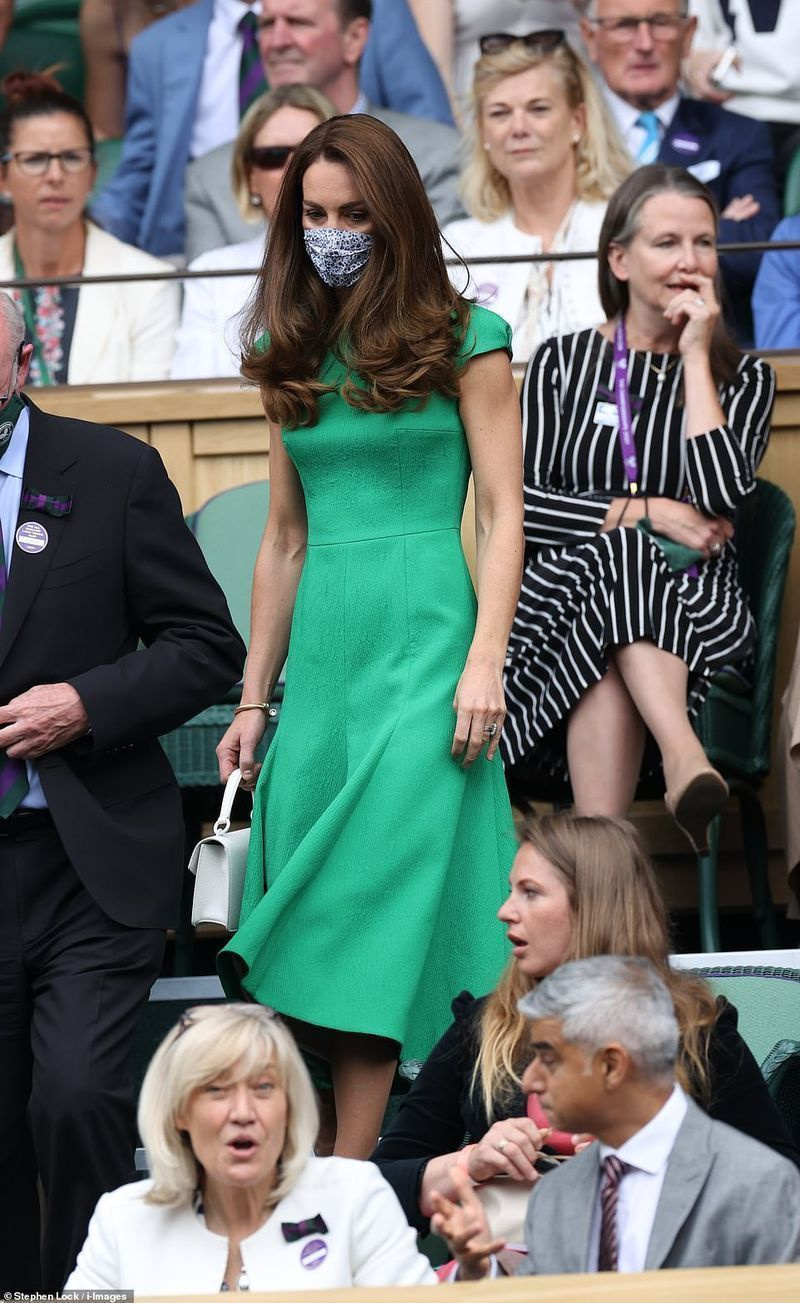 Kate Middleton kandis täna Londonis asuva disaineri Emilia Wicksteadi 1380 naela maksvat kleiti, kui ta ühines prints Williami ja grupi VIP-idega Wimbledoni kuninglikus boksis.