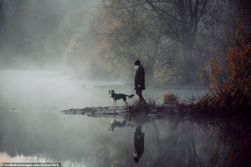 Ευδιάθετη στιγμή: Το βραβείο για την καλύτερη λήψη τοπίου ήταν η Γερμανίδα φωτογράφος Janine Ulbrich, η οποία υπέβαλε μια φωτογραφία της να περπατά δίπλα σε μια ομιχλώδη λίμνη με τον σκύλο της διάσωσης Skadi