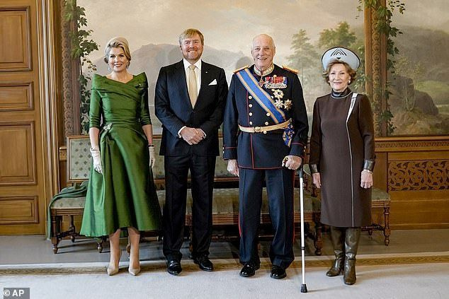 네덜란드의 막시마(50) 여왕이 남편 빌렘 알렉산더(Willem-Alexander) 왕과 3일 간의 국빈 방문을 위해 오늘 도착했을 때 초록색 옷을 입고 글래머러스해 보였다. 사진, 노르웨이와 함께 사진 포즈