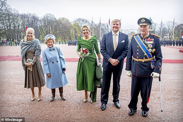 세 아이의 엄마는 노르웨이에 도착했을 때 아름다운 꽃다발을 받았습니다. Willem-Alexander 왕, Harald 왕, Sonja 여왕 및 노르웨이의 Mette-Marit 왕비와 함께 사진