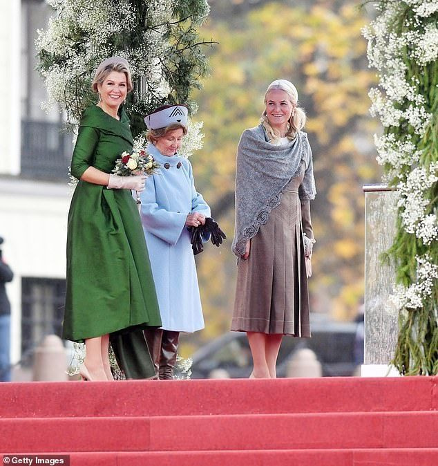 공식 환영식에서 노르웨이의 메테마리 왕세자비와 소냐 왕비와 함께 꽃다발을 움켜쥔 맥시마 여왕은 들뜬 표정을 지었다.