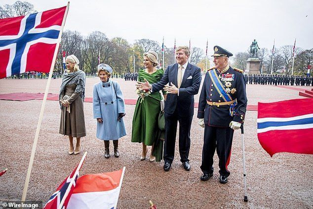 Willem-Alexander 왕은 스마트한 검은색 양복에 깔끔한 흰색 셔츠와 노란색 넥타이를 매고 단정해 보였습니다. 네덜란드의 막시마 왕비와 노르웨이의 하랄드 왕, 소냐 왕비, 메테마리트 왕비와 함께 찍은 사진