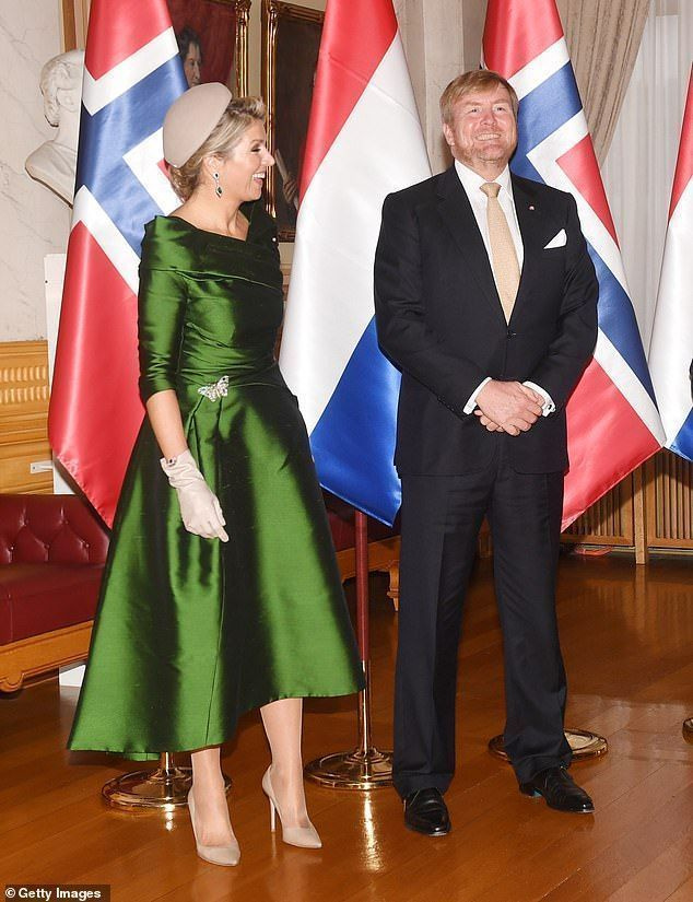 Stortinget의 Eidsvoll 갤러리에서 방명록에 서명하는 Willem-Alexander 왕과 Maxima 왕비