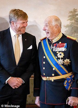 빌렘-알렉산더 왕과 노르웨이 왕 하랄드가 농담을 나누는 것처럼 보입니다.