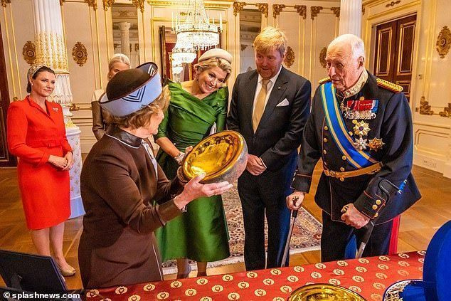 네덜란드의 빌렘 알렉산더 왕과 막시마 왕비, 하랄 5세, 소냐 왕비, 메테마리트 왕세자비, 노르웨이의 마르타 루이스 공주와 함께 오슬로 왕궁에서 만남