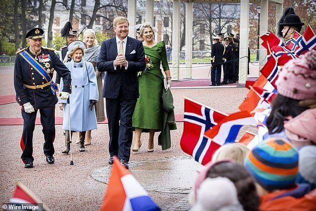 네덜란드 왕실의 도착을 기다리며 행운을 바라는 사람들이 거리에 줄지어 서서 애국기를 흔들었습니다.