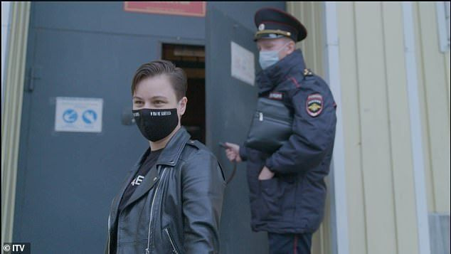 크렘린 평론가 알렉세이 나발니의 동맹인 비올레타 그루디나(왼쪽)(왼쪽)는 2021년 4월 무르만스크 시의원에 출마하기를 원했지만 충격적인 영상에서 그녀가 병원에 ​​격리되어야 하는 모습이 나온다.