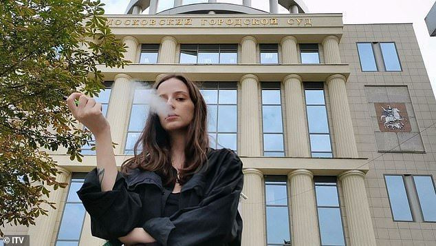 러시아 법원 밖에 서 있는 모스크바 시 부국장과 푸시 라이엇 멤버 루시아 스타인