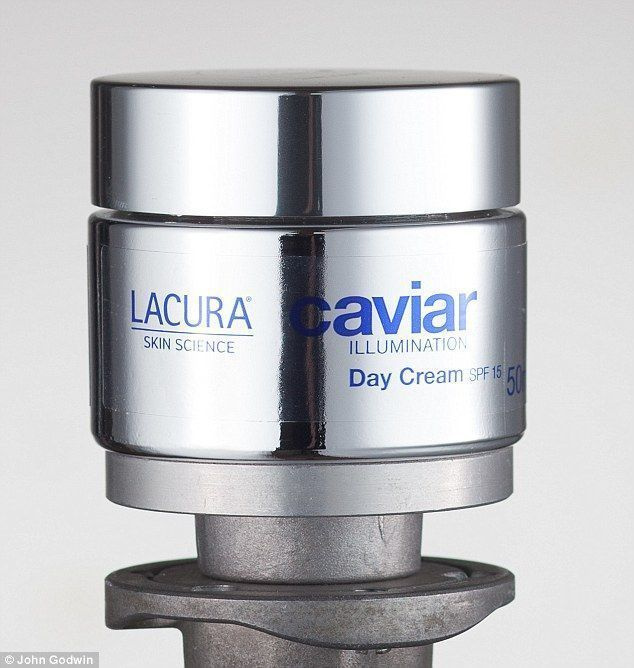 Lacura Caviar Illumination päevakreem on Aldi toodetud ja maksab vaid 6,99 naela 50 ml potti eest