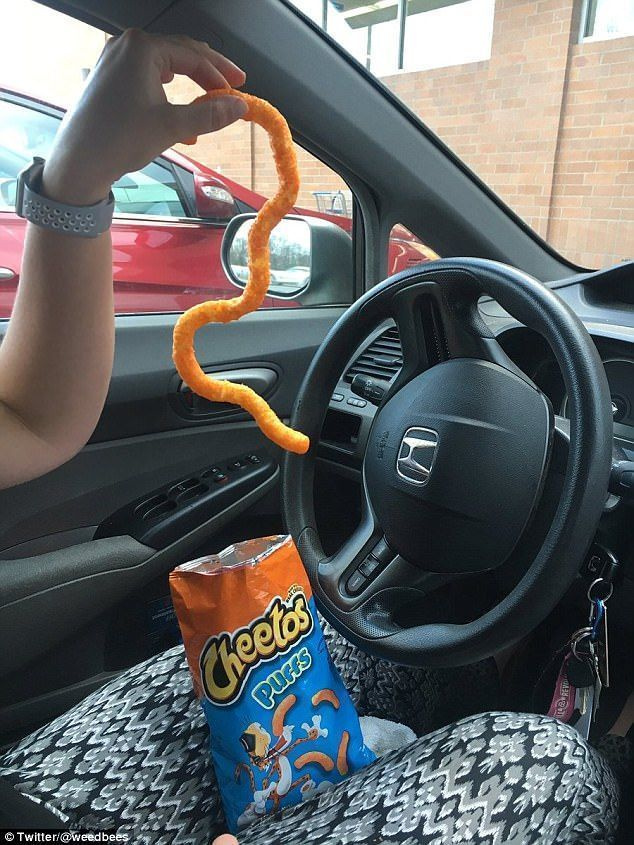 Santo Cheeto! Uma usuária do Twitter afirma que sua colega de quarto encontrou esse lanche longo em sua bolsa de Cheetos