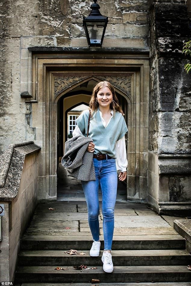 필립 왕과 마틸드 왕비의 장녀이자 벨기에 왕위 계승자인 엘리자베스는 현재 옥스퍼드 대학교에서 역사 정치학 3년 과정을 공부하고 있다(사진).