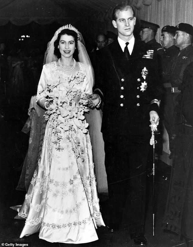 A rainha Elizabeth, então a princesa Elizabeth e o príncipe Philip são fotografados no dia do casamento em 1947