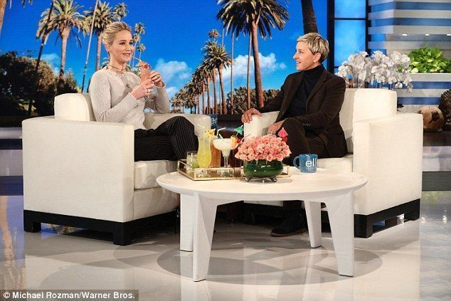 휴가중! Ellen은 Jennifer가 럼주를 마실 때만 나오는 분신이 있다는 말을 듣고 칵테일 한 쟁반을 가져 왔습니다.