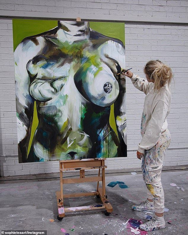 Siin on kujutatud, et ta teeb viimast lihvi oma hiljutise saate lemmikteosele – kunstiteosele, mis tähistab rinnavähiga naiste tugevust ja ilu.