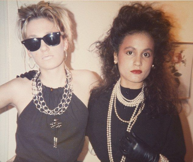 Tess(오른쪽)는 1982년 Jane Vintner(왼쪽)와 함께 19세의 사진입니다. Tess는 얼굴 근육을 조절하는 훈련을 받았다고 말합니다.