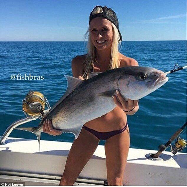 기술이 다른 것 같습니다. 여성은 작은 물고기를 가슴에서 더 멀리 잡고 모든 것이 가려지도록 하고 큰 물고기는 몸 가까이 끌어안습니다.
