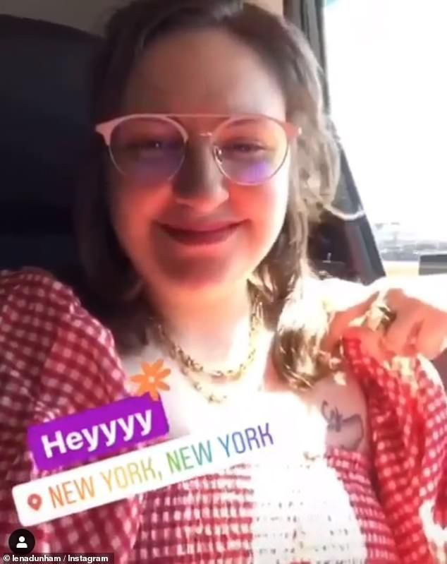 Lena Dunham naeratas, kui ta kandis suvekuudel New Yorgis väljas viibides Sleeperi punast ja valget hõlmikkleiti.