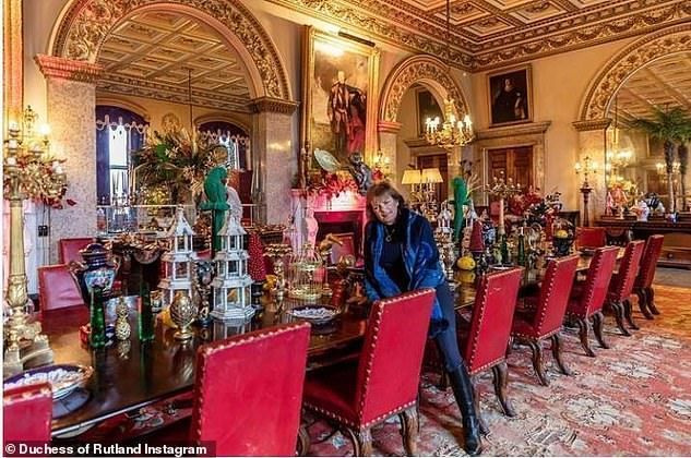 Rutland 공작 부인은 디자이너 Charlotte Lloyd Webber의 호의로 이번 시즌 Leicestershire의 200년 된 Belvoir 성을 장식한 호화로운 크리스마스 장식을 추종자들에게 축제 엿보기를 제공했습니다. 사진: 스테이트 다이닝룸