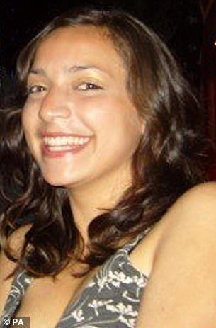 비극: 21세 케르처는 2007년 11월 이탈리아 페루자에서 유학 중 성폭행을 당하고 칼에 찔려 사망했다.