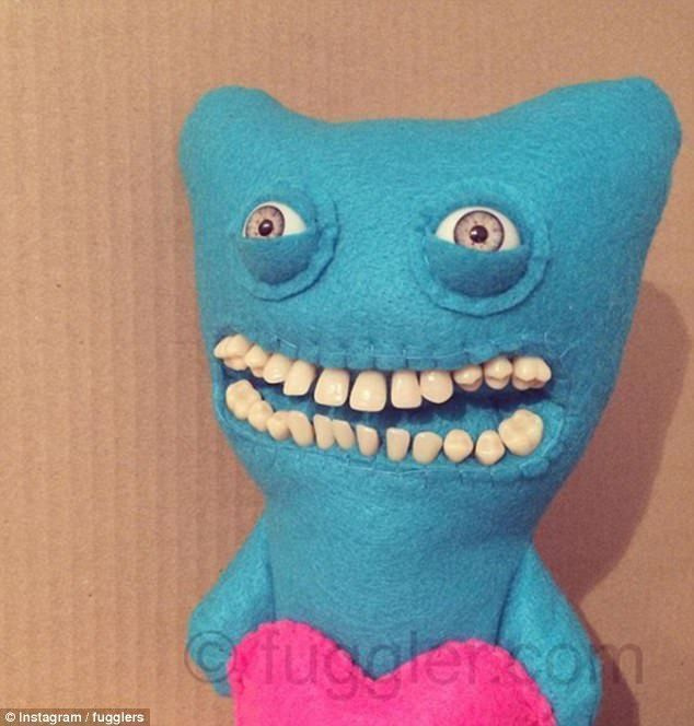 무섭거나 귀여운? Fuggler 인형은 유리 눈과 가짜 인간 이빨이 특징인 다채로운 봉제 장난감입니다.
