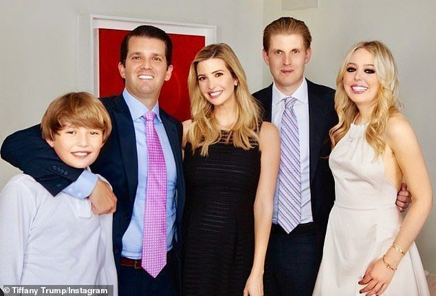 가족: 도널드 트럼프 전 대통령은 5명의 자녀를 두고 있습니다: Don Jr., Ivanka, Eric(중앙, 왼쪽에서 오른쪽으로), Tiffany(맨 오른쪽), Barron(맨 왼쪽)