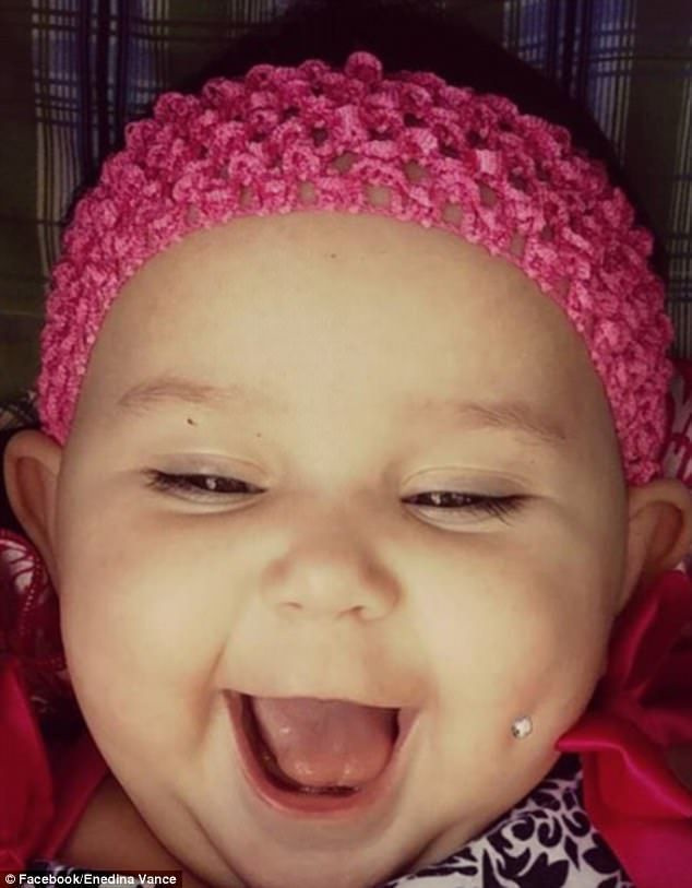 Enedina Vance, de Fostoria, Ohio, postou uma imagem de sua filha bebê com um aparente piercing na covinha no Facebook, mas a imagem não era tudo o que parecia à primeira vista