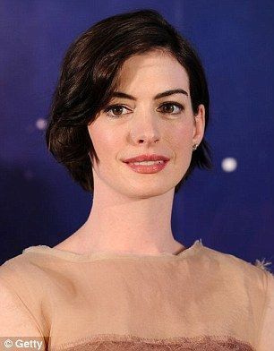 전문가에 따르면 갈색 머리와 창백한 피부 톤을 가진 Anne Hathaway와 같은 여성은 음소거된 복숭아 립스틱을 선택해야 합니다.