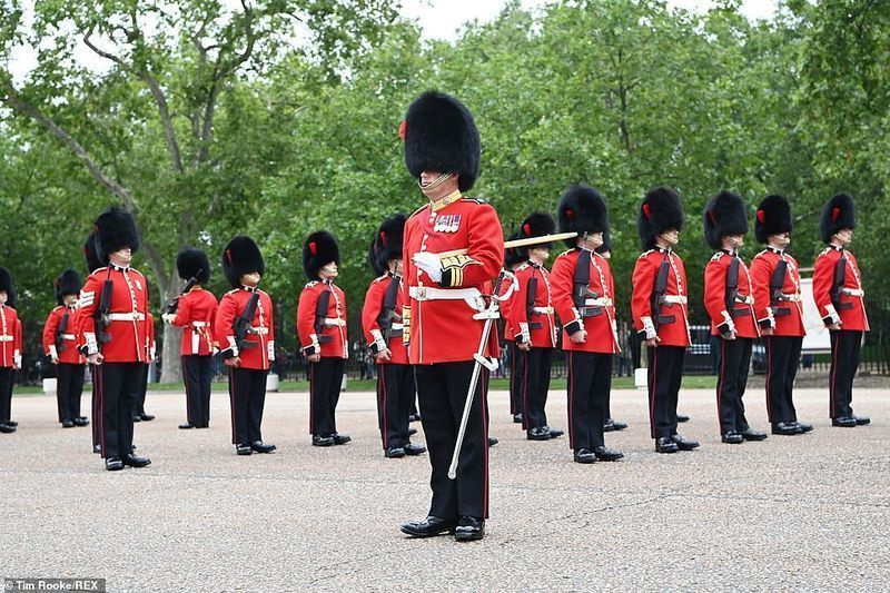 Vahikonna vahetus naasis täna esimest korda pärast 2020. aasta märtsi Buckinghami paleesse. Pildil: Kuninganna