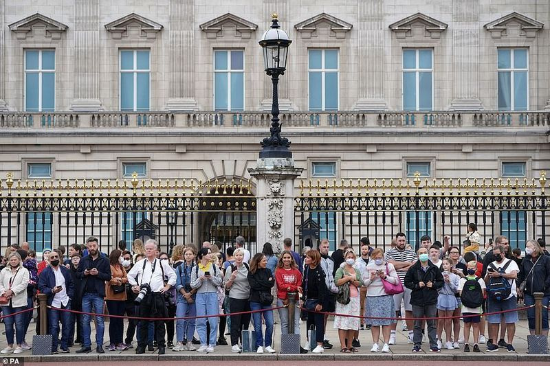 Dezenas de pessoas se reuniram do lado de fora do Queen