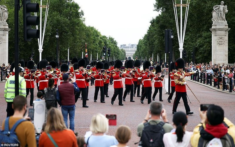 Coldstream Guardsi bändi poolt Suurbritannia auks trompeteeritud laulud
