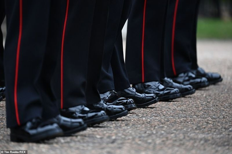 Na foto: Os sapatos das tropas imaculadamente polidos mostrados durante a cerimônia no Palácio de Buckingham hoje