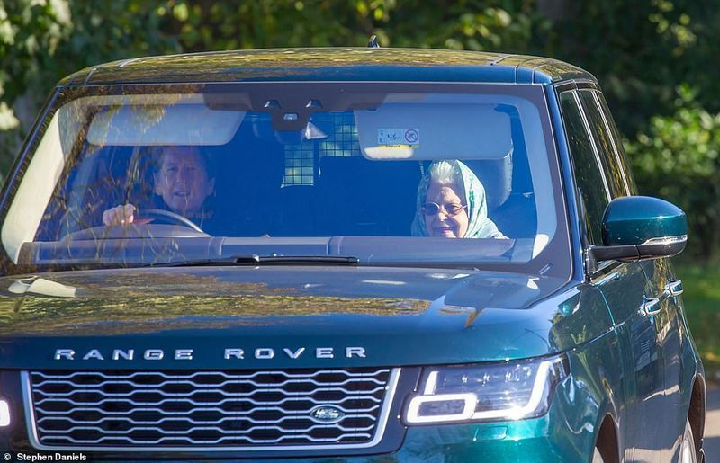 LAST FRIDAY -- 여왕이 지난주 금요일에 Norfolk의 Sandringham에 있는 Wood Farm으로 차를 몰고 돌아오는 사진을 찍고 있습니다.