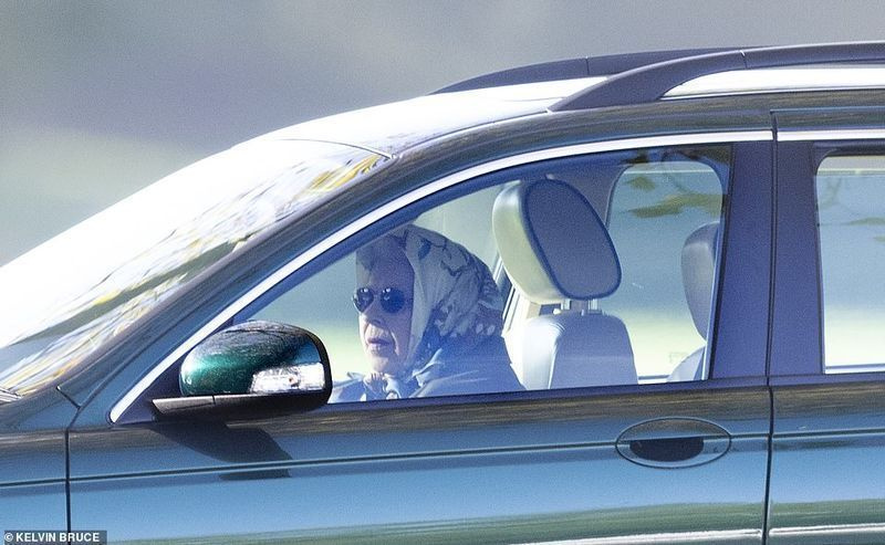 11월 1일 -- 여왕은 지난주 월요일에 휴식을 취하라는 지시를 받은 후 윈저 성 근처에서 운전하는 사진이 찍혔습니다.