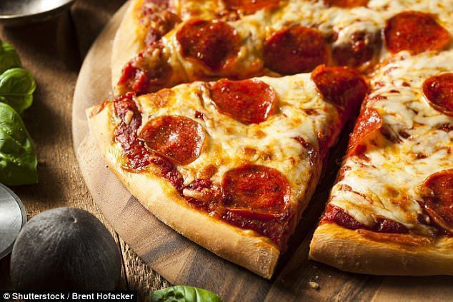 Изпържването на остатъчна филийка от пица в тиган за няколко минути ще запази дъното на кората хрупкаво