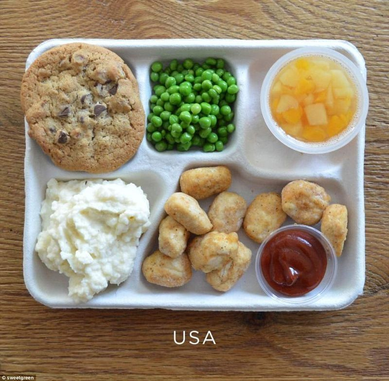 건강에 해로운 식사: 미국 어린이들은 점심으로 케첩을 곁들인 팝콘 치킨, 으깬 감자 한 숟가락, 완두콩, 과일 컵, 거대한 초콜릿 칩 쿠키를 먹습니다.