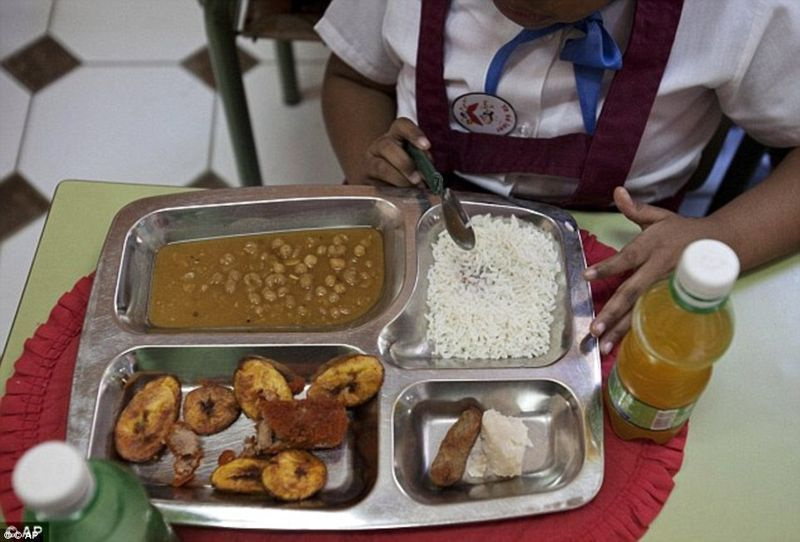 쌀, 치킨 고로케, 토란 뿌리 한 조각, 노란 완두콩 수프는 쿠바 올드 하바나의 학교 급식입니다.