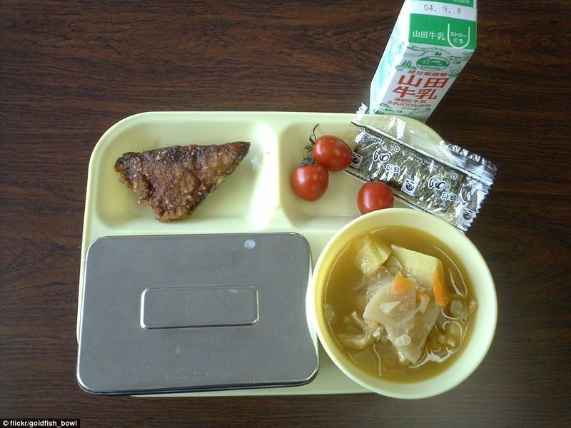 일본에서는 학교 아이들이 생선 튀김, 말린 김, 토마토, 감자가 든 된장국, 쌀(금속 용기에 들어 있음), 우유를 집어 넣습니다.