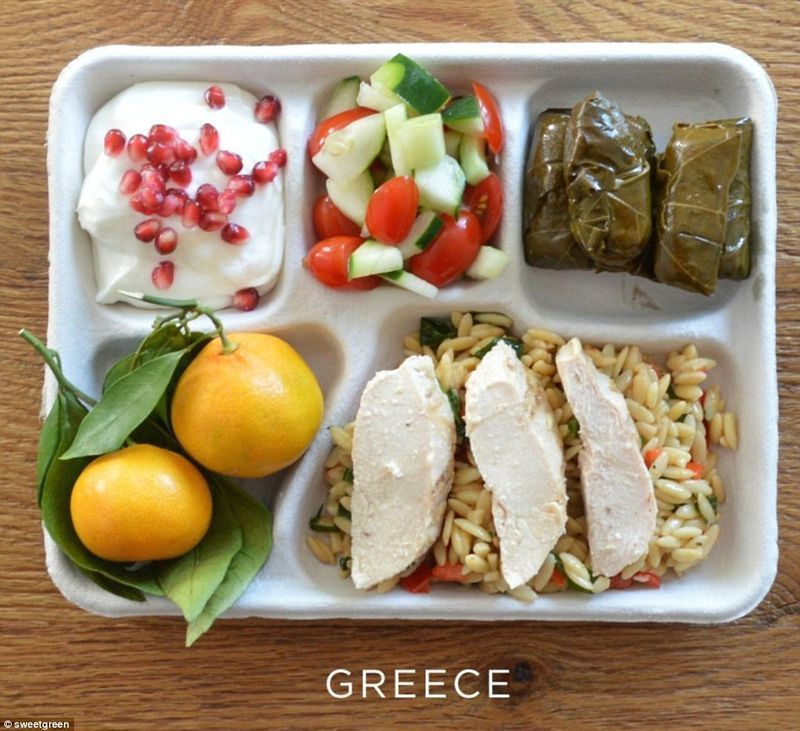 그리스 학교 점심에는 오르조를 곁들인 구운 닭고기, 속을 채운 포도 잎, 오이와 토마토 샐러드, 석류 씨가 든 요구르트, 오렌지 2개가 포함됩니다.