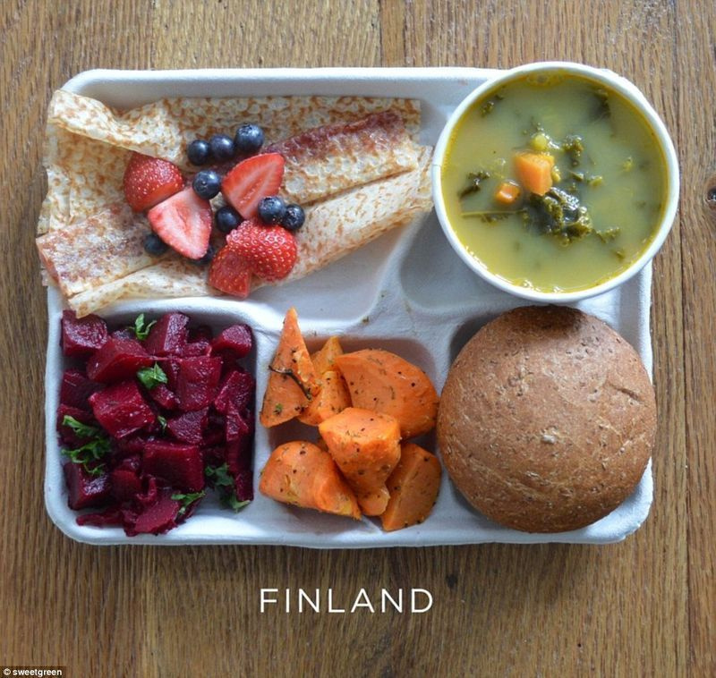 핀란드에서 점심은 주로 완두콩 수프, 당근, 비트 뿌리 샐러드, 딱딱한 롤 및 베리를 곁들인 달콤한 팬케이크로 마무리되는 채식 요리입니다.