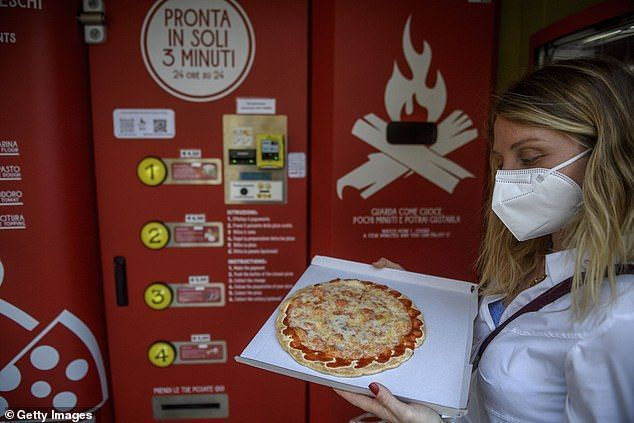 Paljud on sotsiaalmeedias mõnitanud linna, kus puuküttega pitsa on sajandeid lemmik olnud – öeldes, et masin on