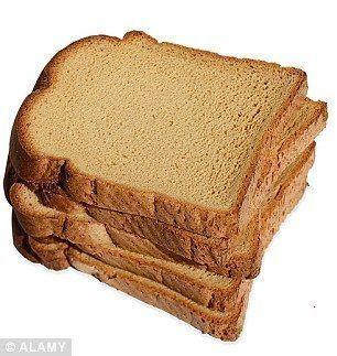 슈퍼마켓에서 갈색 빵을 사는 것이 허리 둘레에 도움이 된다고 생각할 수도 있지만 Darren은 갈색 빵이 흰색보다 더 좋지 않다고 경고합니다.