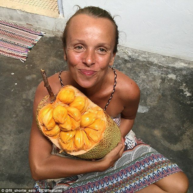 폴란드 바르샤바에 사는 39세의 Tina Stoklosa(발리에서 cempedak 과일과 함께 사진)는 크리스마스 전 정화제로 다이어트를 시도한 후 어떻게 5년 동안 과일만 먹었는지 공개했습니다.