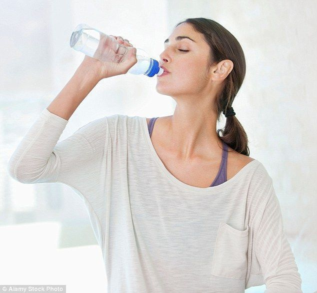 영양사 Dr Marilyn Glenville은 어떻게 즉시 팽만감을 줄이고 정체를 막기 위해 많은 양의 물을 섭취할 수 있는지 알려줍니다.